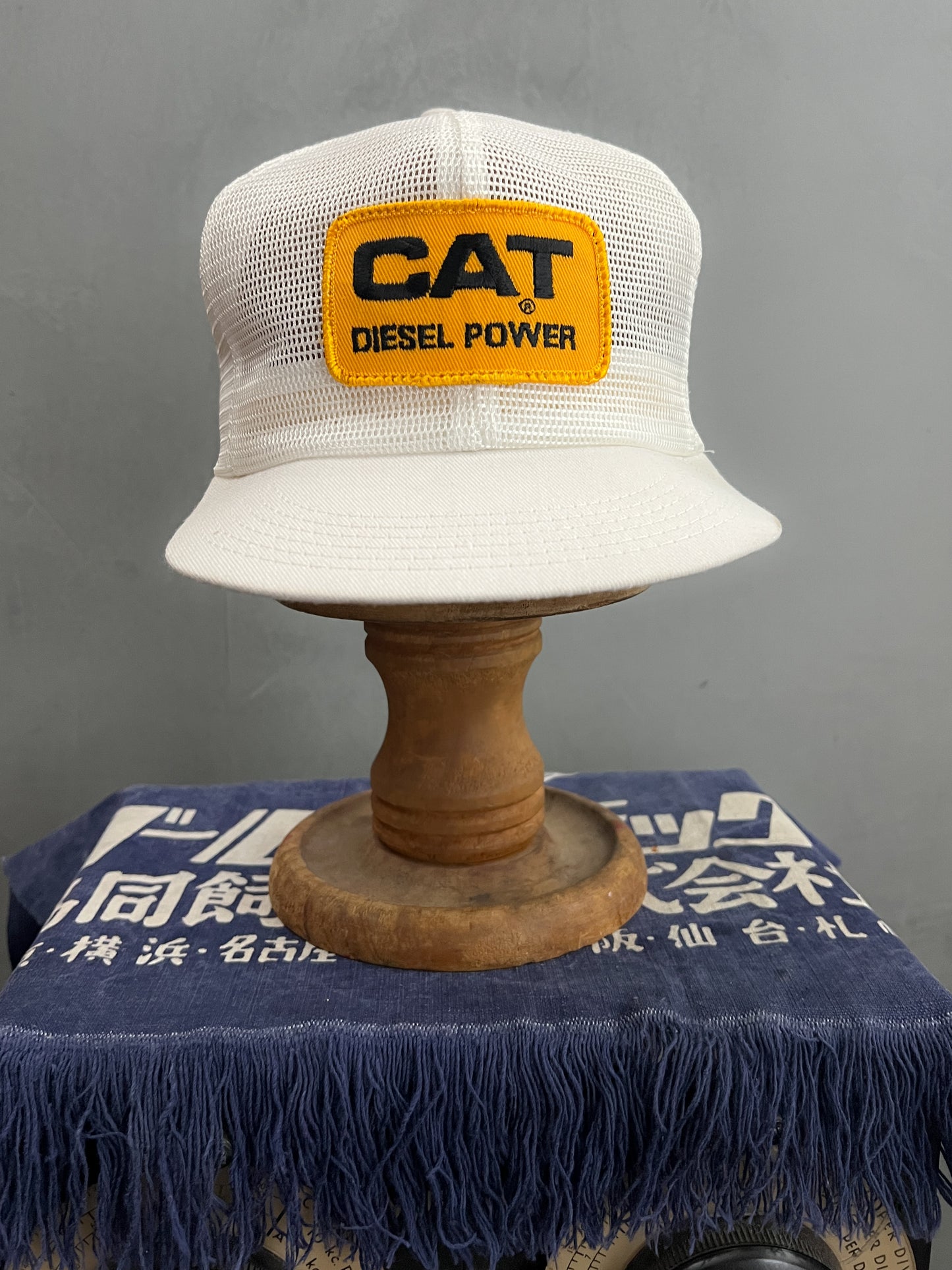 Cat Full Mesh Trucker